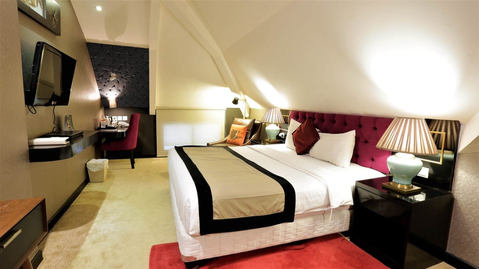 Deluxe Double Room | In-room safe, desk, soundproofing, iron/ironing board