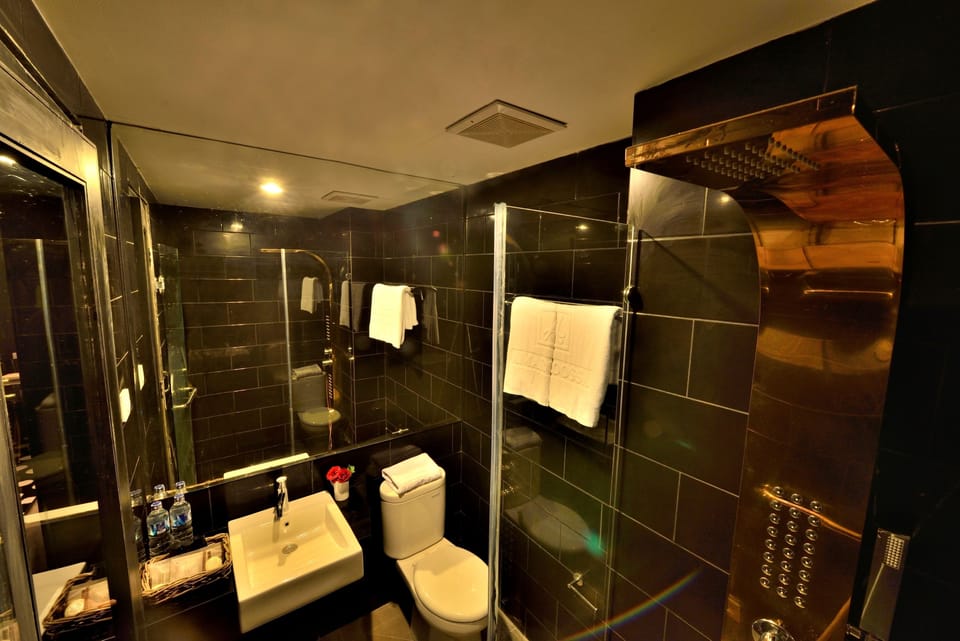 Superior Breakfast | Bathroom | Shower, free toiletries, hair dryer, slippers