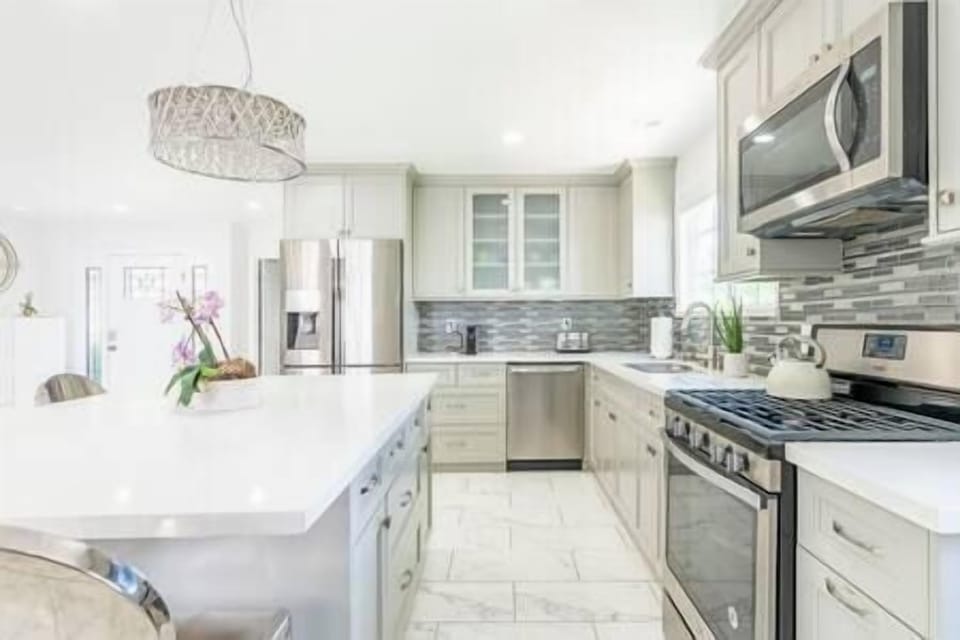 Fully stocked kitchen (1)
