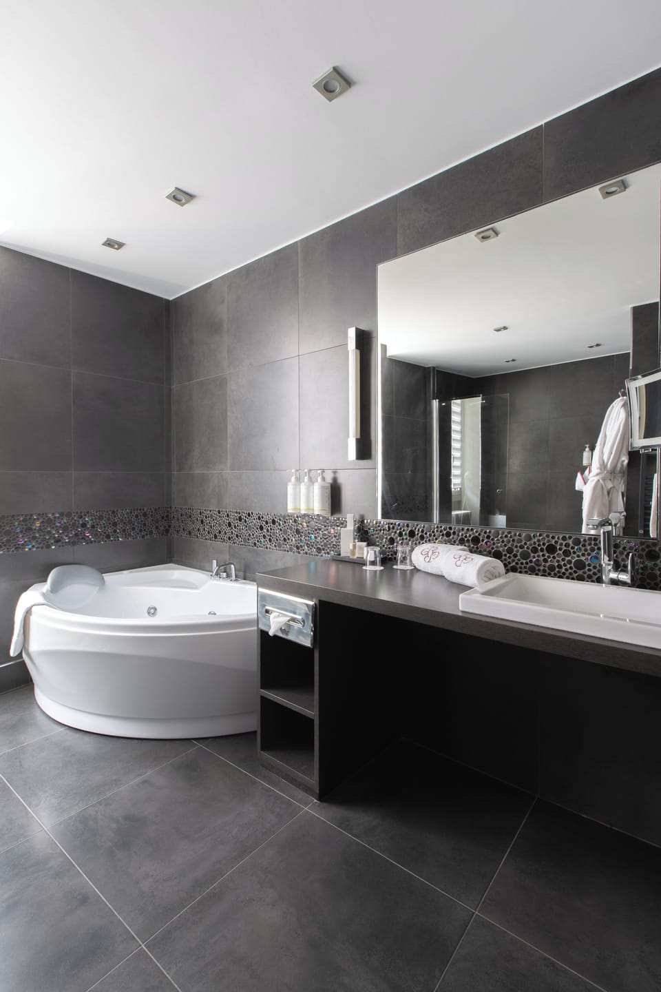 Deluxe Room with Spa access | Bathroom | Free toiletries, hair dryer, bathrobes, slippers