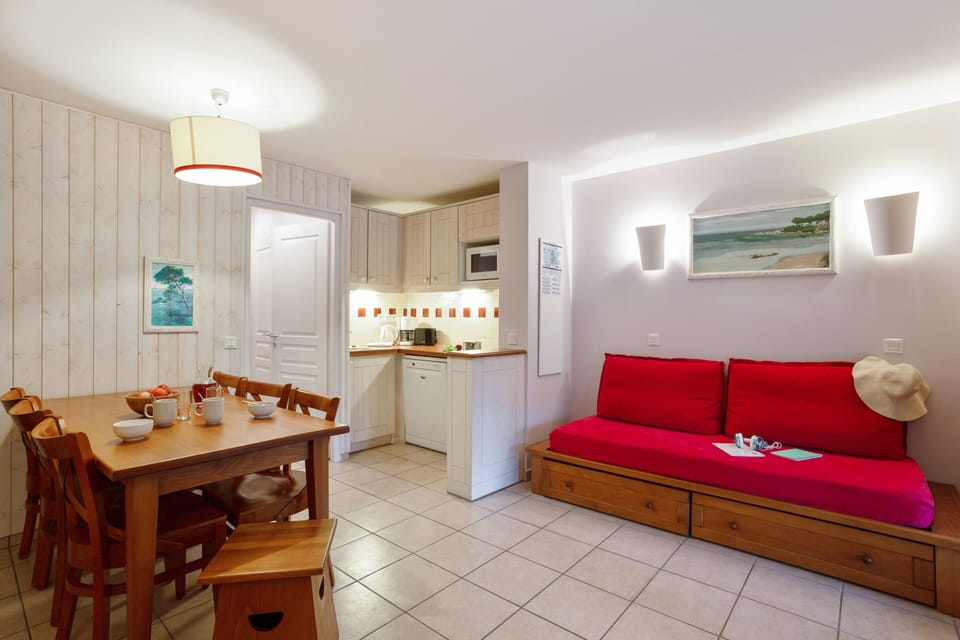 Apartment 6 people - 1 bedroom + 1 sleeping alcove | Living room | TV, table tennis