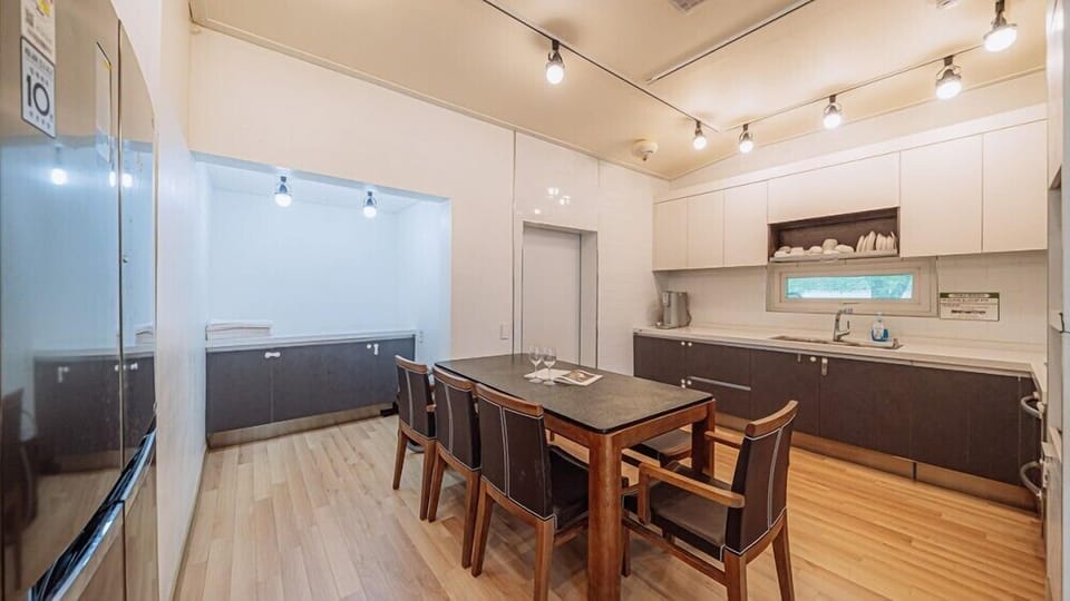 Room (byeolgwandogchae(annex private house))