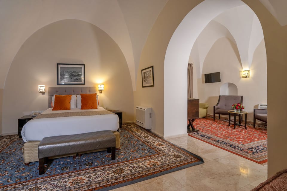 Deluxe Suite | In-room safe, desk, blackout drapes, soundproofing