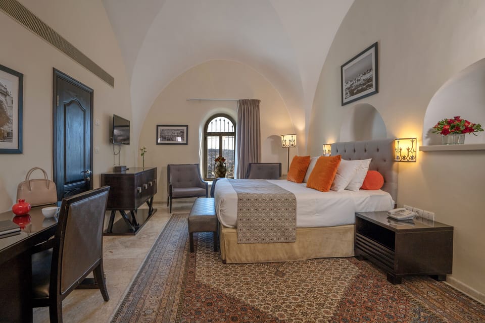 Deluxe Room | In-room safe, desk, blackout drapes, soundproofing