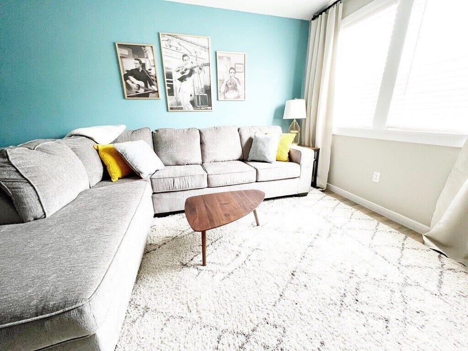 After a day of exploring local attractions, why not kick back in the living room and enjoy your well-deserved rest? Whether you've been hiking, shopping, swimming or biking - now is the time to relax!