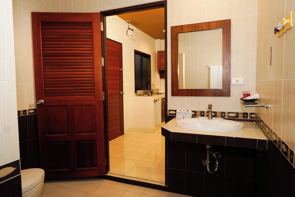 Villa | Bathroom | Shower, free toiletries, towels