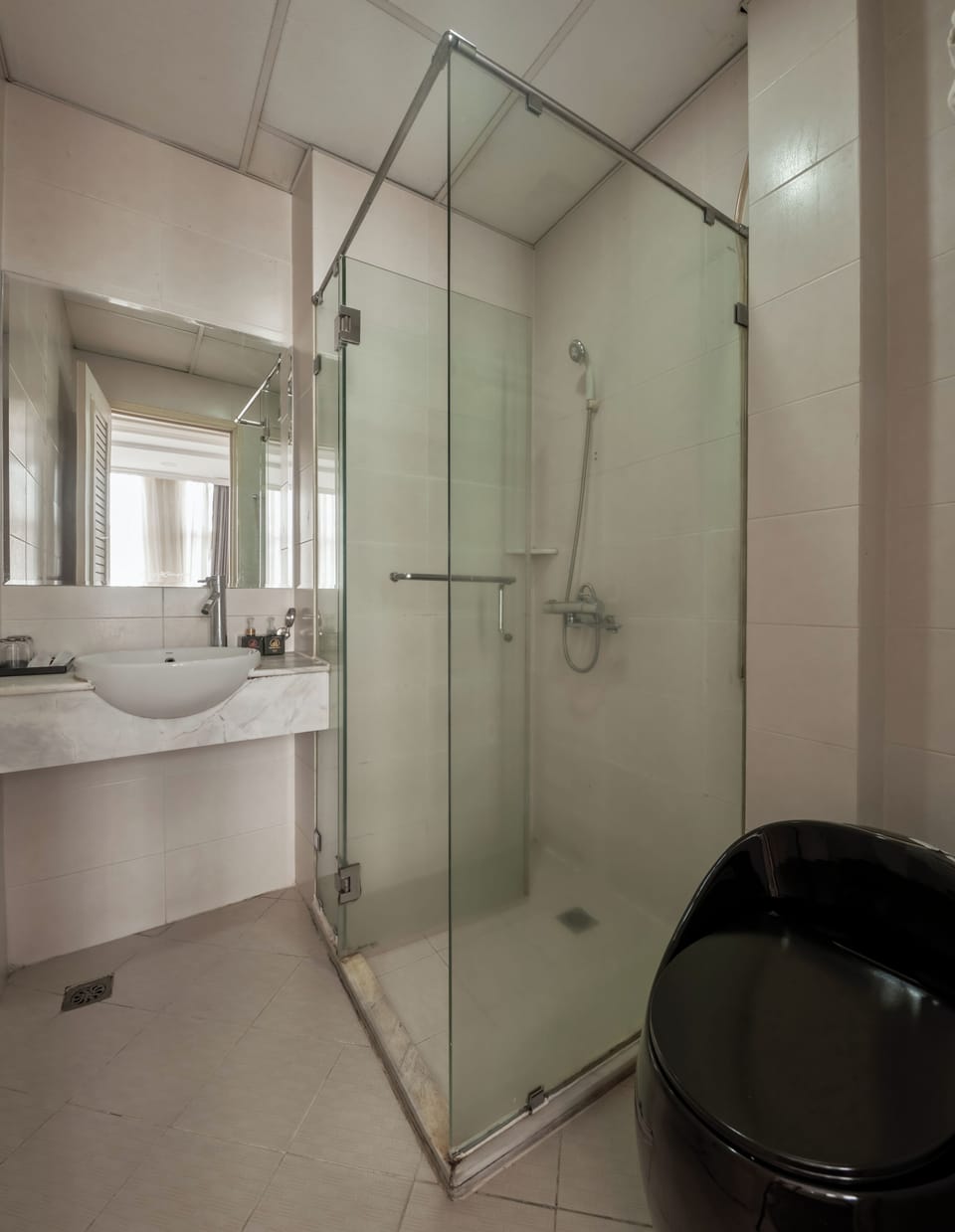 Deep soaking tub, hydromassage showerhead, eco-friendly toiletries