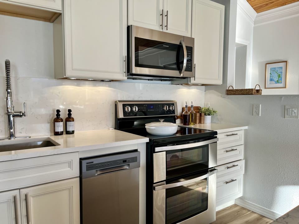 Deep sink, double ovens, microwave, well equipped with utensils & kitchen tools.