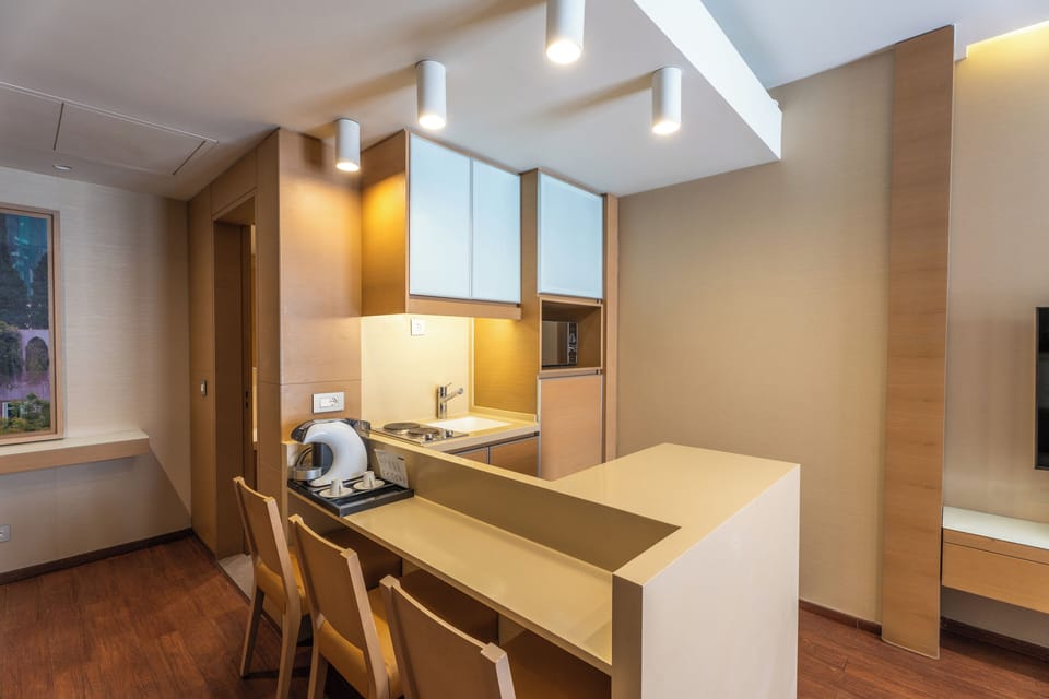 Business Suite | Private kitchen | Coffee/tea maker, microwave, cookware/dishes/utensils