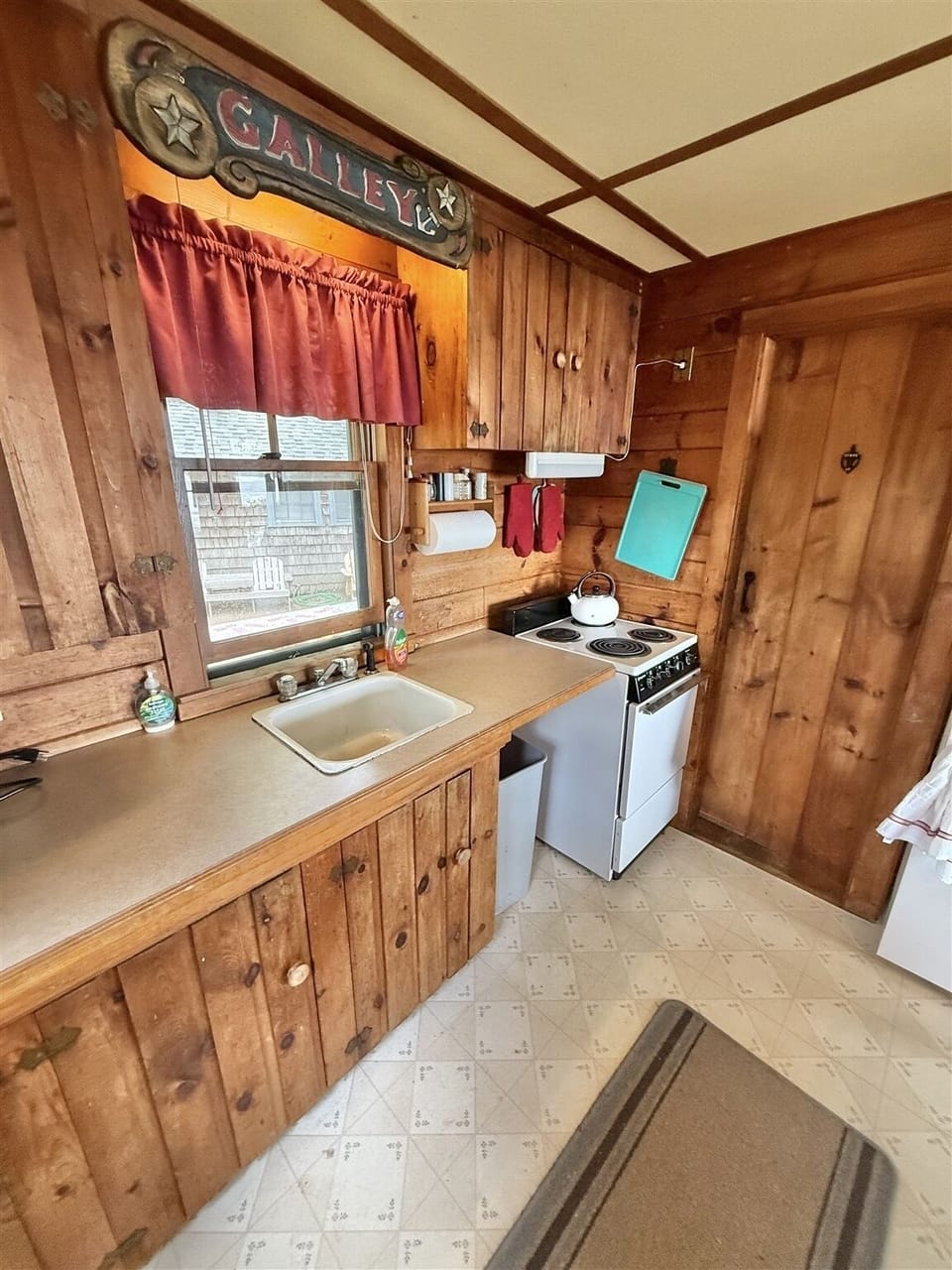 Cabin, 4 Bedrooms | Private kitchen | Coffee/tea maker, fridge, oven, toaster