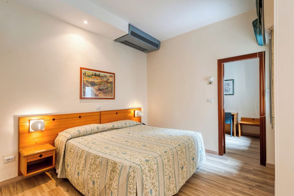 Suite | Minibar, in-room safe, soundproofing, free WiFi