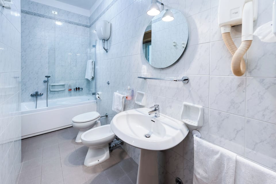 Suite | Bathroom | Shower, bathrobes, towels