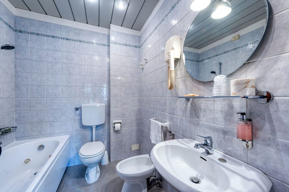 Suite | Bathroom | Shower, bathrobes, towels