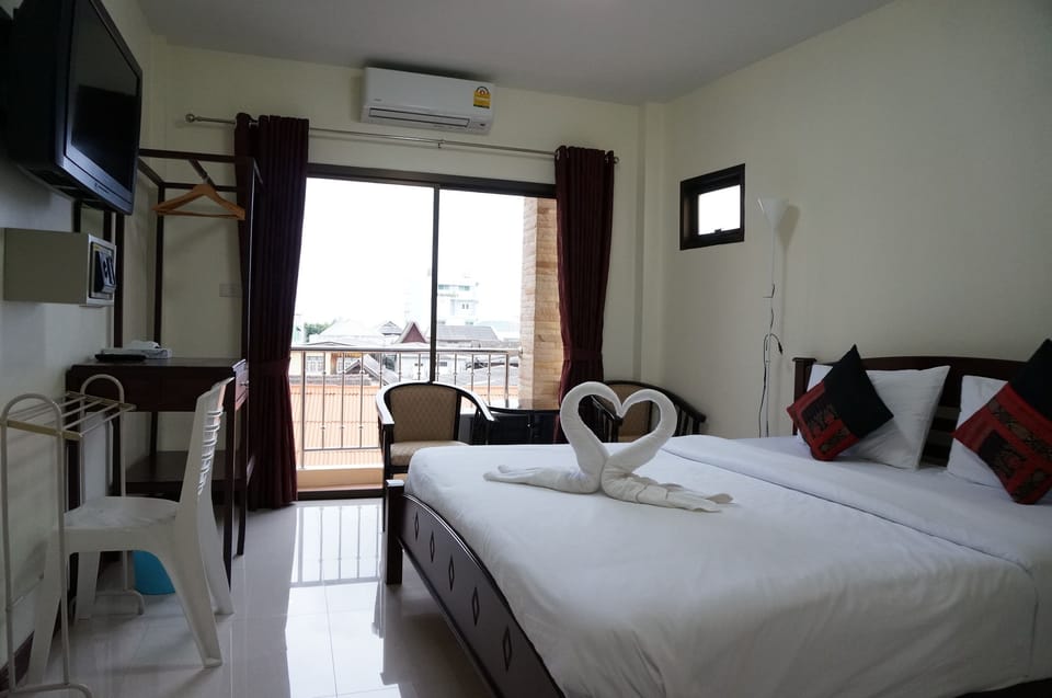 Deluxe Double Room with Partial Ocean View | In-room safe, rollaway beds, free WiFi