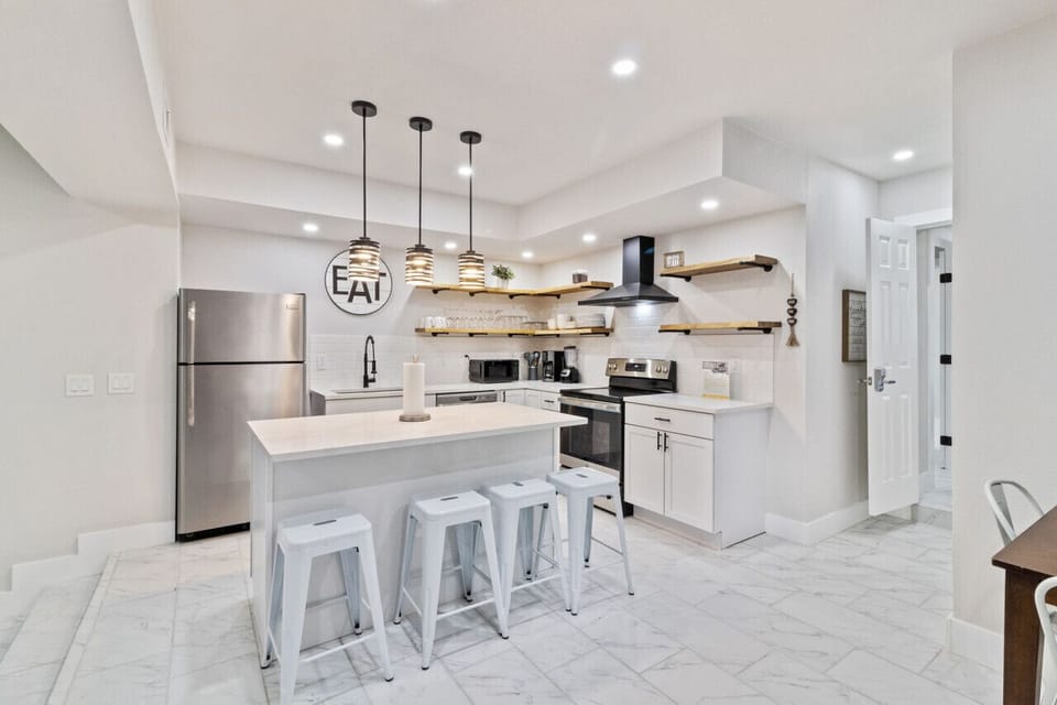 Eat-in Kitchen w/ Island Seating for 4