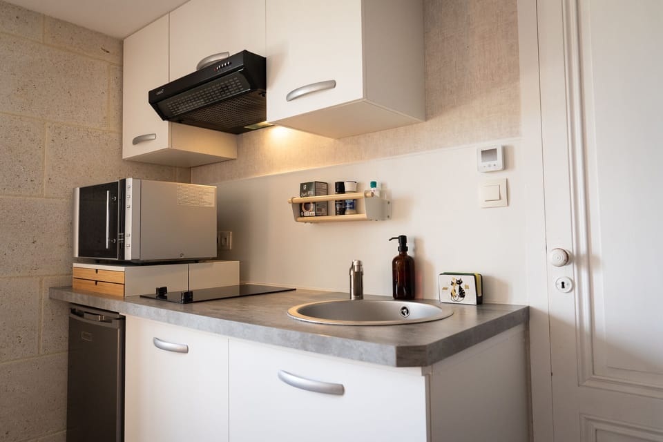 Luxury Studio, Ensuite, Vineyard View (Studio les Vignes) | Private kitchen | Espresso maker, coffee/tea maker, electric kettle