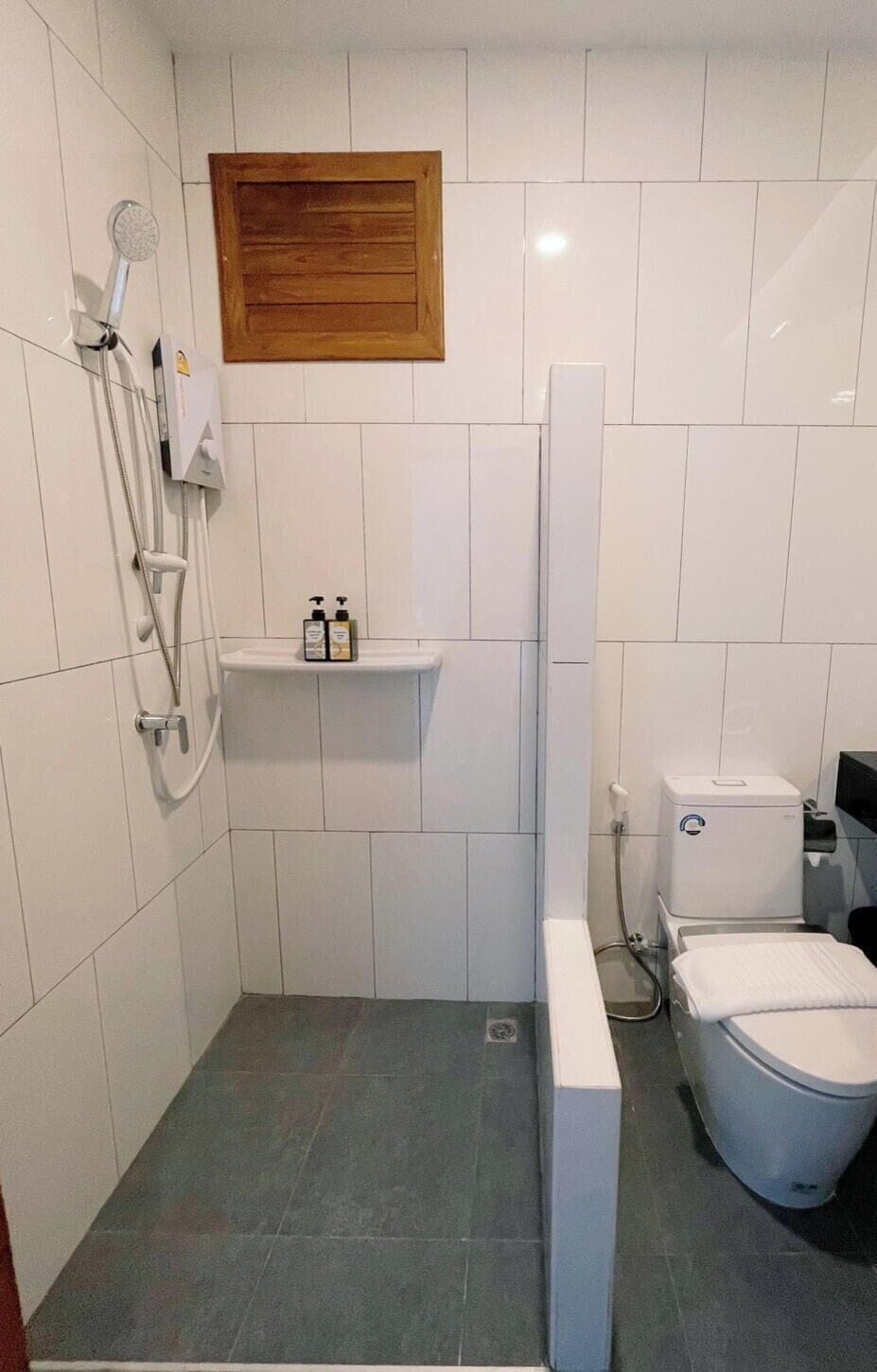 Standard Twin Room, Non Smoking | Bathroom | Shower, hair dryer, towels, soap