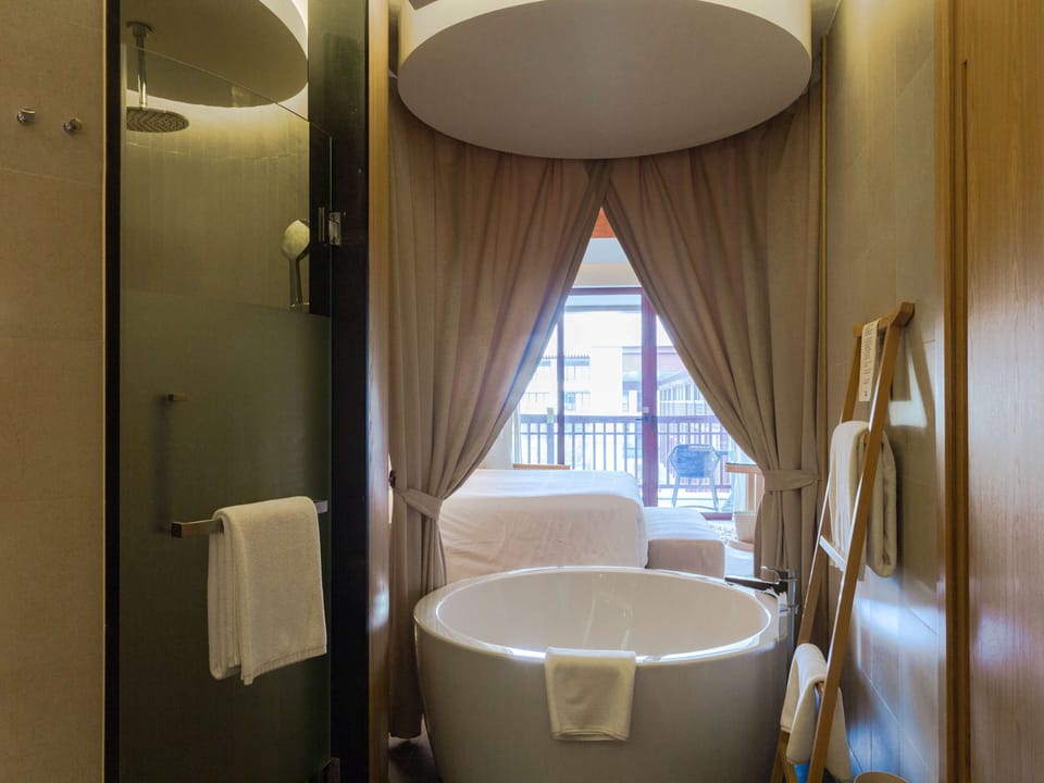 Separate tub and shower, rainfall showerhead, free toiletries