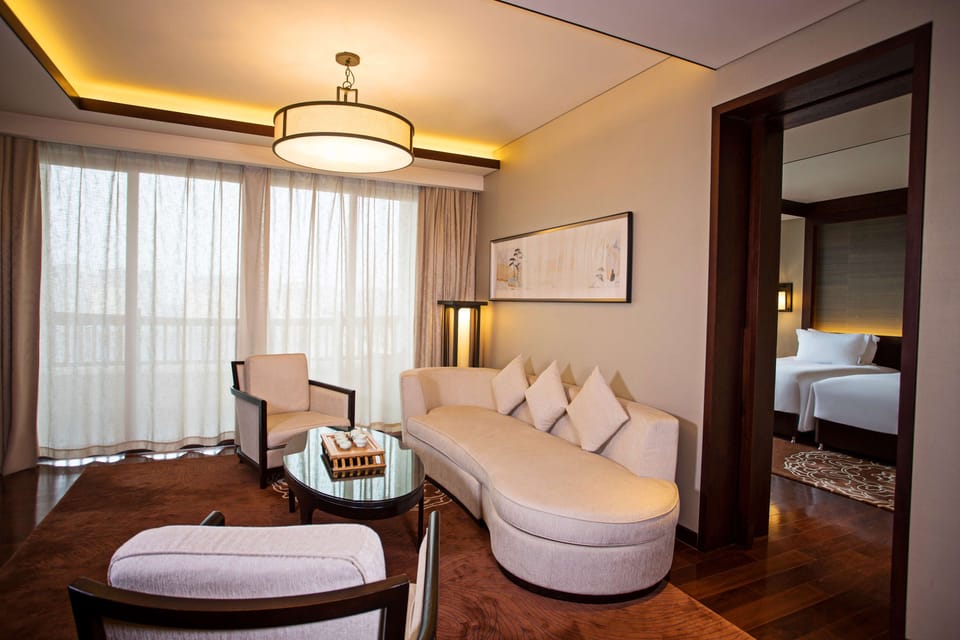 Royal Suite | In-room safe, desk, blackout drapes, soundproofing
