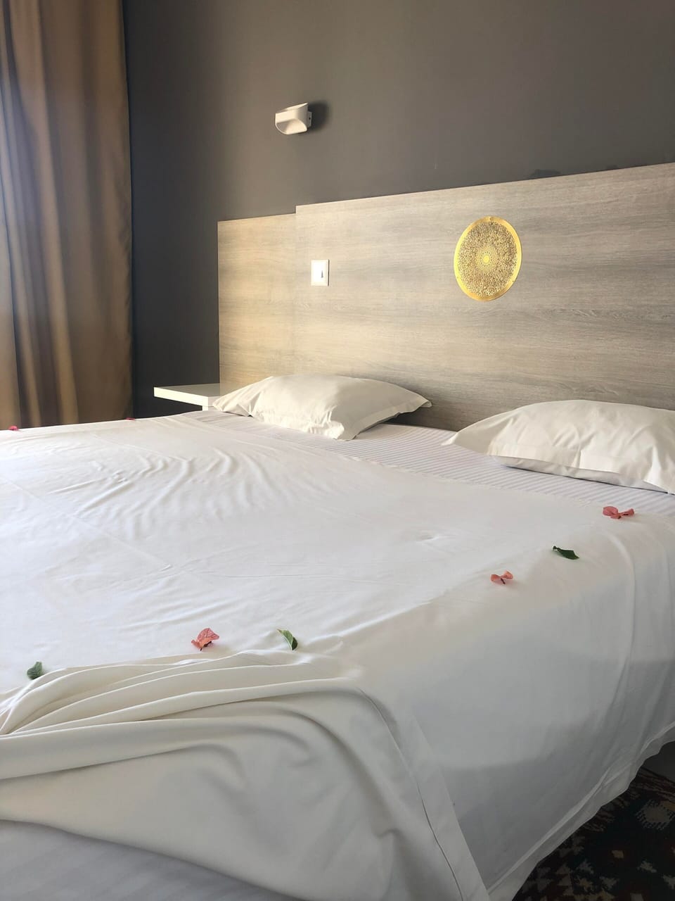Minibar, in-room safe, bed sheets
