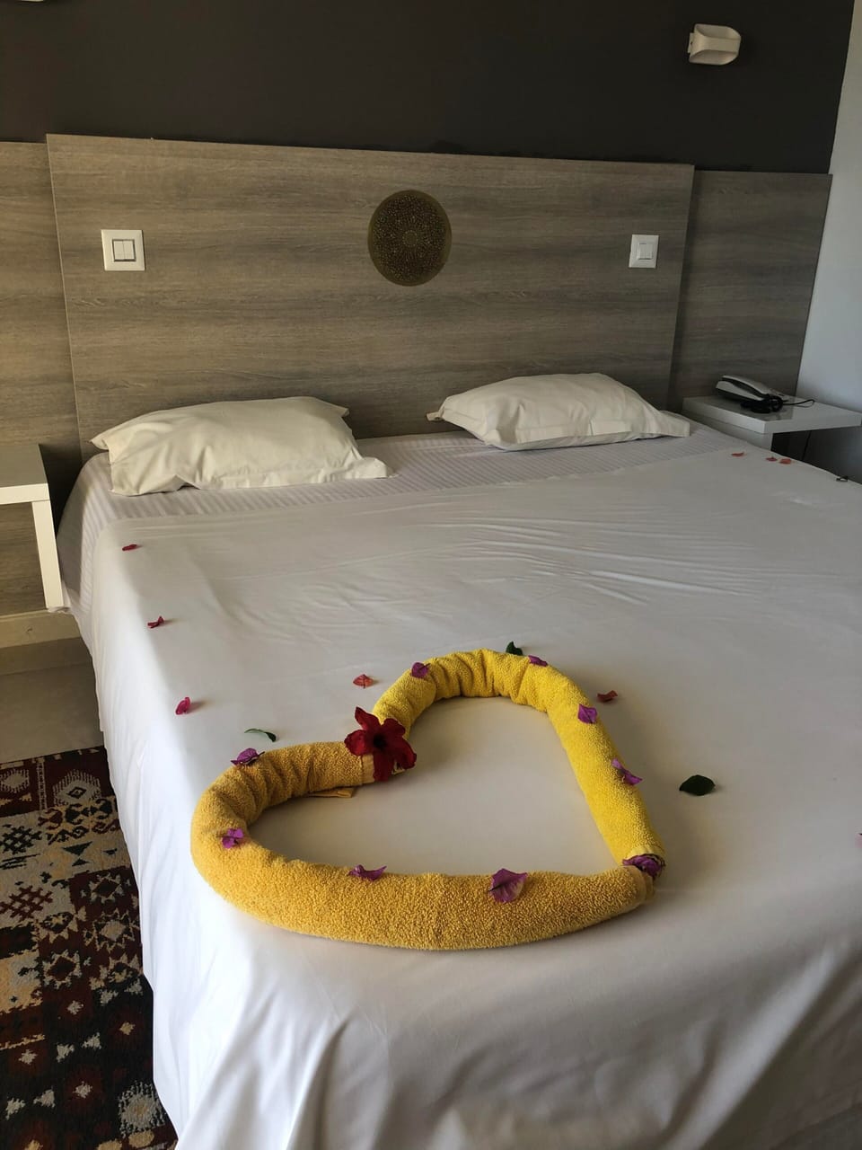 Minibar, in-room safe, bed sheets