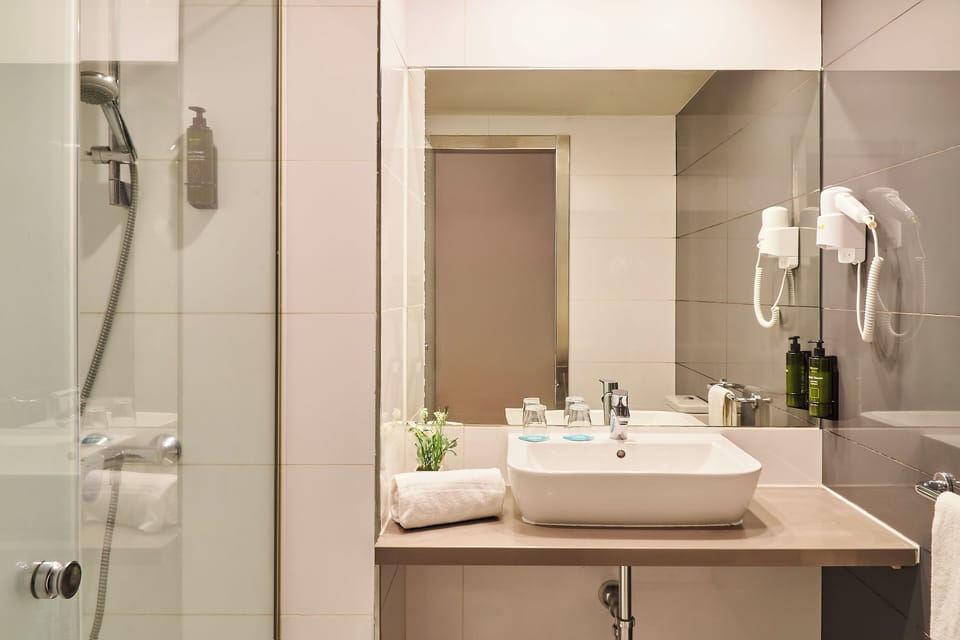 Combined shower/tub, hair dryer, towels