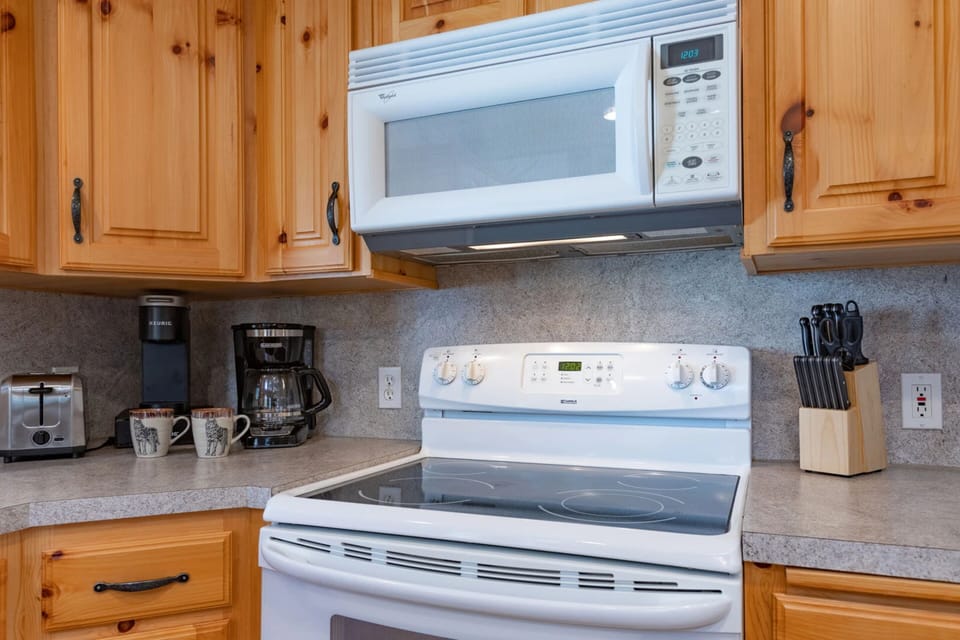 House (2 Bedrooms) | Private kitchen | Fridge, microwave, oven, coffee/tea maker
