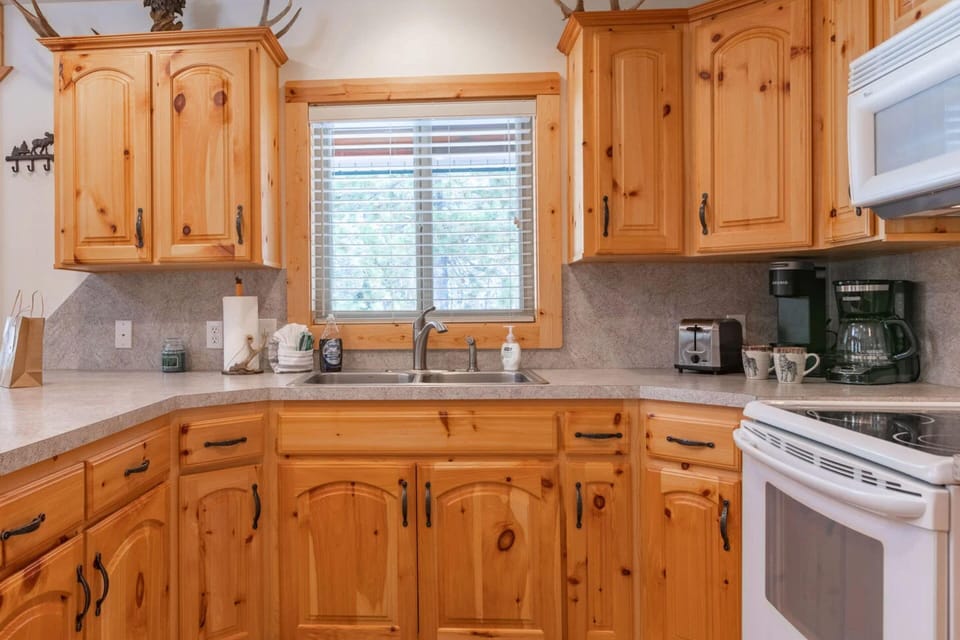 House (2 Bedrooms) | Private kitchen | Fridge, microwave, oven, coffee/tea maker