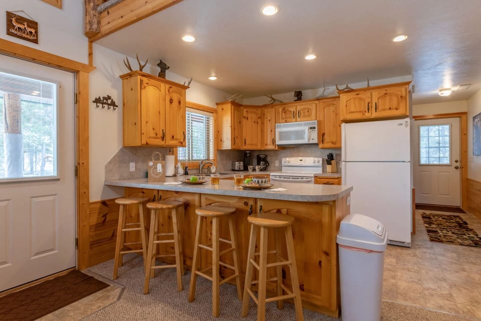 House (2 Bedrooms) | Private kitchen | Fridge, microwave, oven, coffee/tea maker
