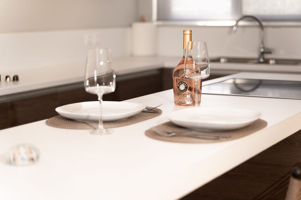 Design Quadruple Room | Private kitchen | Fridge, oven, cookware/dishes/utensils, kitchen islands
