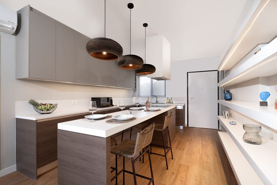Design Quadruple Room | Private kitchen | Fridge, oven, cookware/dishes/utensils, kitchen islands
