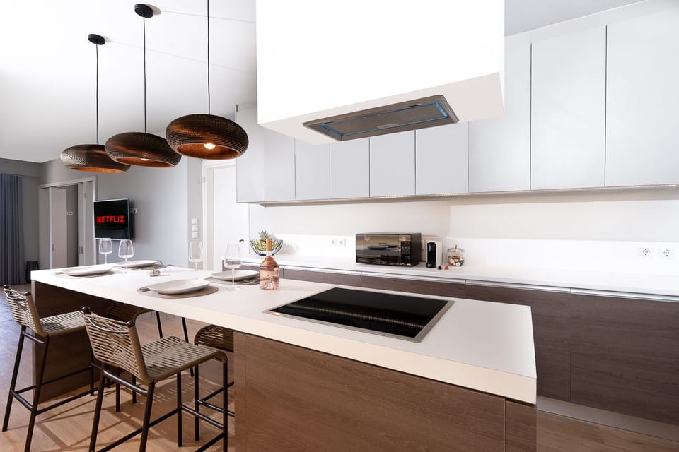 Design Quadruple Room | Private kitchen | Fridge, oven, cookware/dishes/utensils, kitchen islands