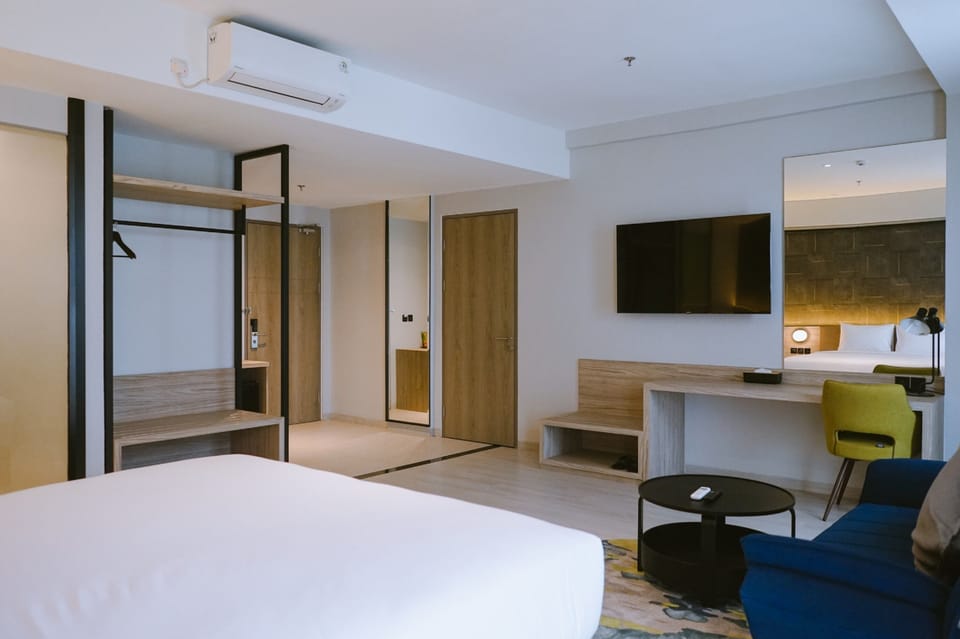 Suite Room | Desk, laptop workspace, free WiFi, bed sheets
