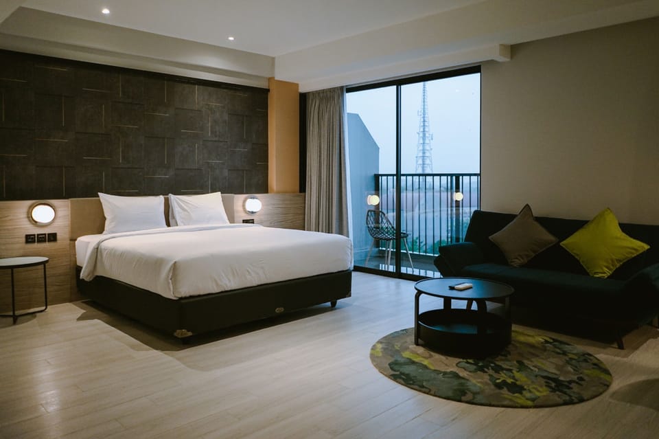 Suite With Balcony | Desk, laptop workspace, free WiFi, bed sheets