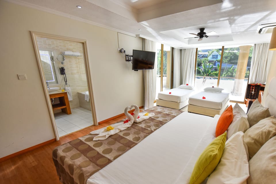 Minibar, in-room safe, blackout drapes, WiFi (free)