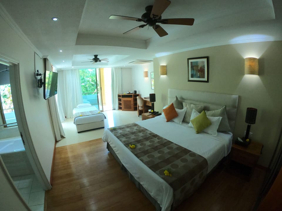 Minibar, in-room safe, blackout drapes, WiFi (free)