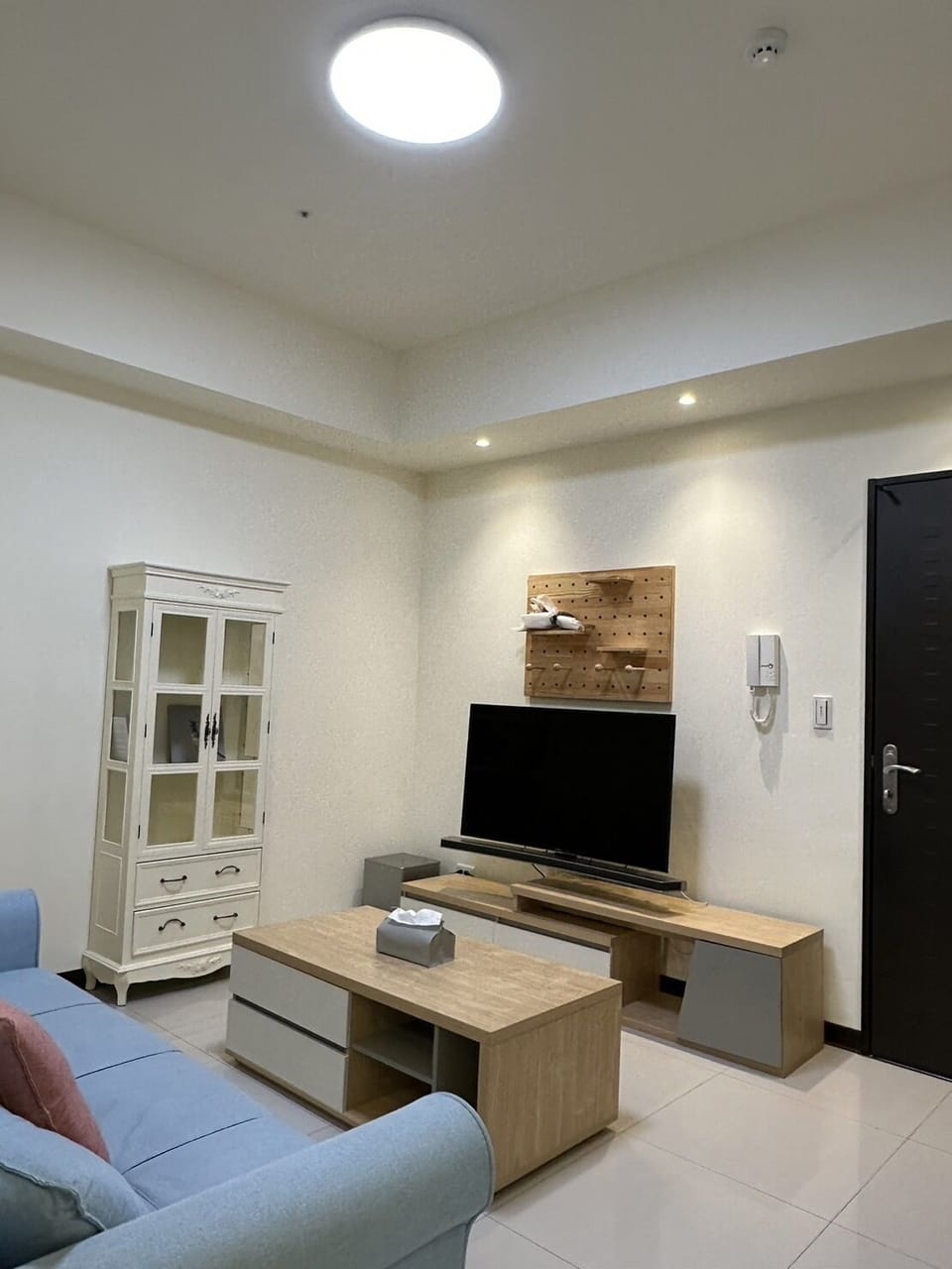 Living room have high-definition TV and stereo, providing Netflix and Chromecast