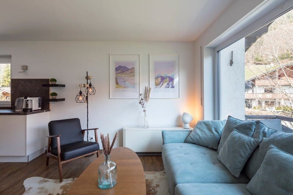 Das stilvoll eingerichtete Wohnzimmer bietet euch genug Platz zum entspannen. 