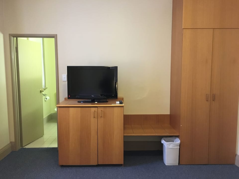 In-room safe, desk, iron/ironing board, bed sheets