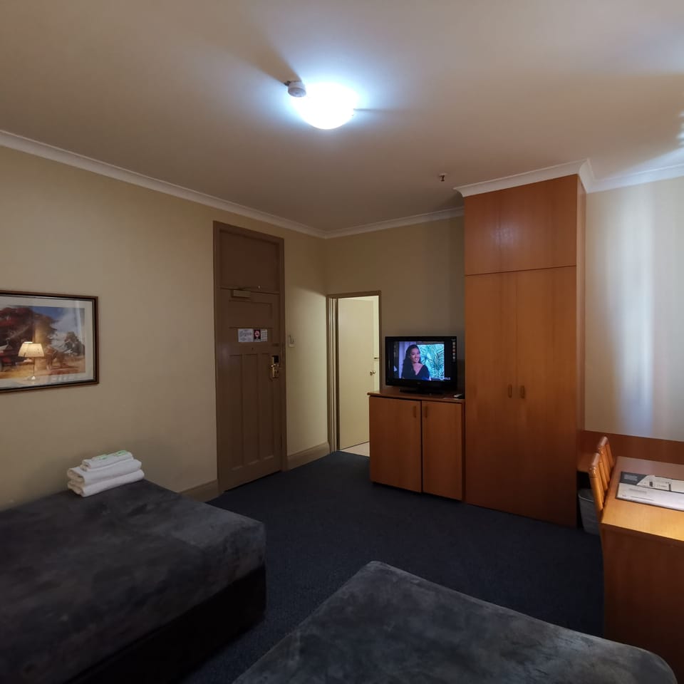 Standard Triple Room | In-room safe, desk, iron/ironing board, bed sheets