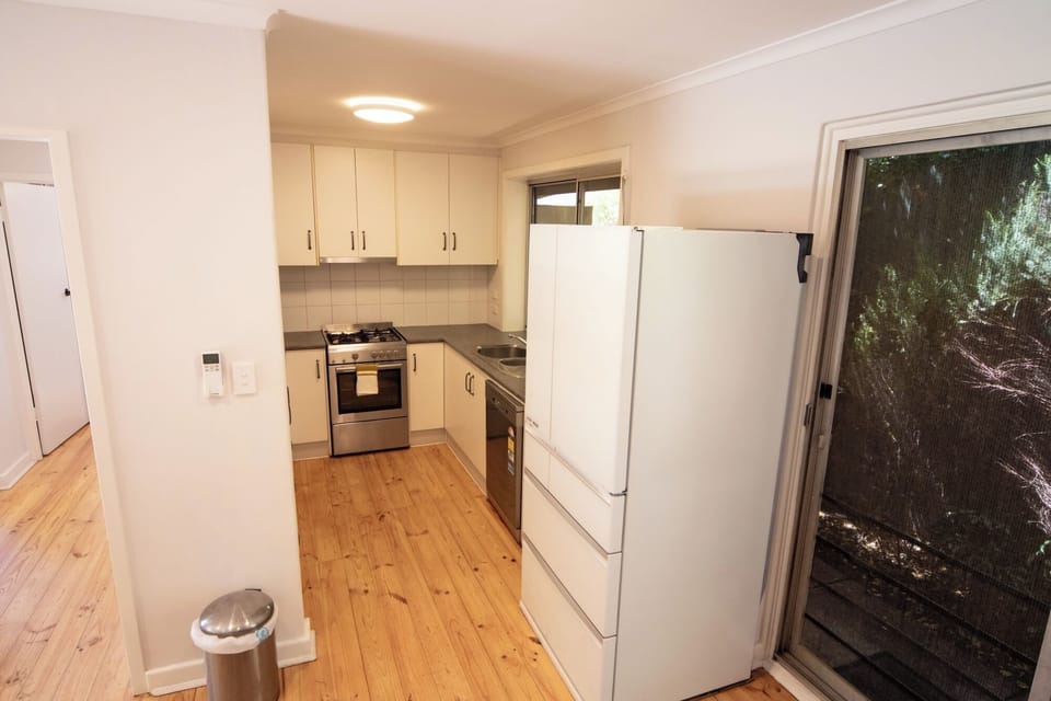 Fully Equipped Kitchen – Cook up a storm with a full suite of modern appliances including dishwasher, oven, and microwave.