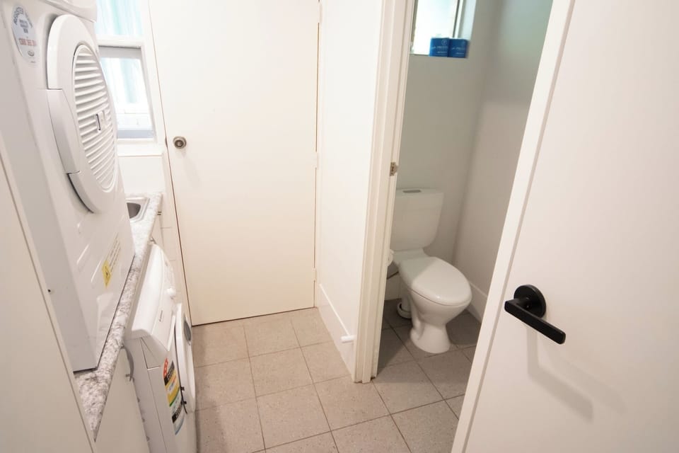 Perfect for Longer Stays – All the comforts of home, ideal for extended bookings. Free washing machine and dryer provided for guest use.