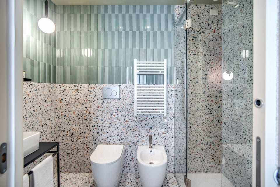 Deluxe Double Room | Bathroom | Shower, hair dryer, bidet, towels