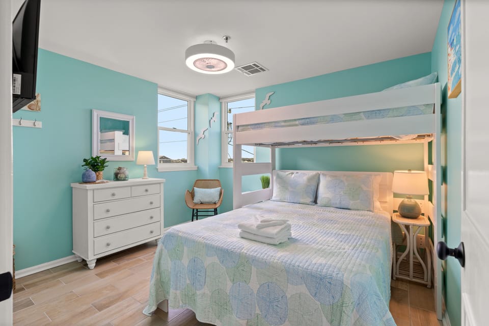 3rd Bedroom W/1 Queen & 1 Twin
