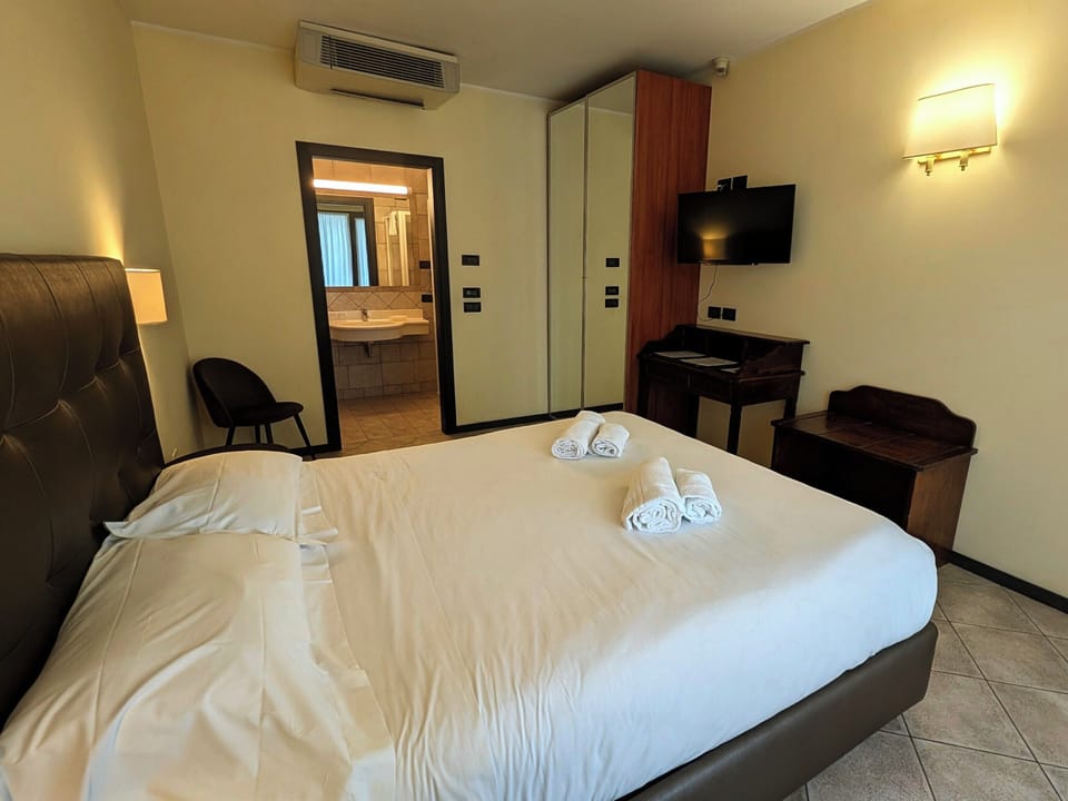 Economy Double Room | In-room safe, soundproofing, free WiFi, bed sheets