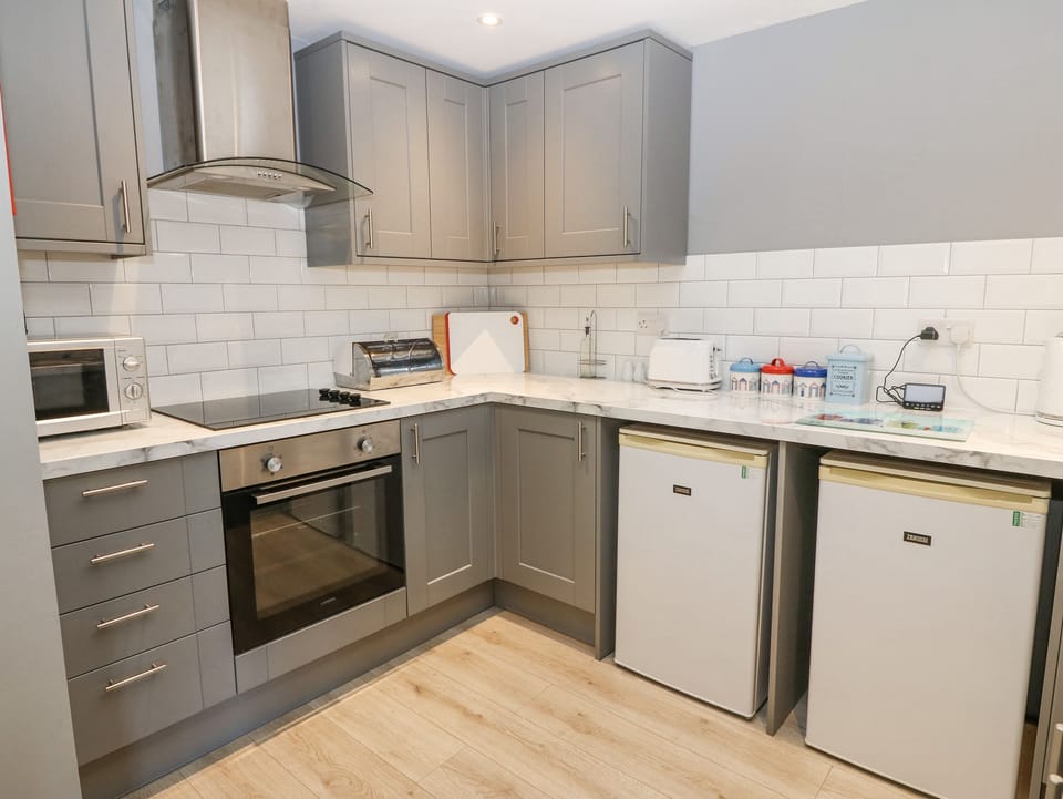 Cottage | Private kitchen | Fridge, electric kettle, toaster, cookware/dishes/utensils