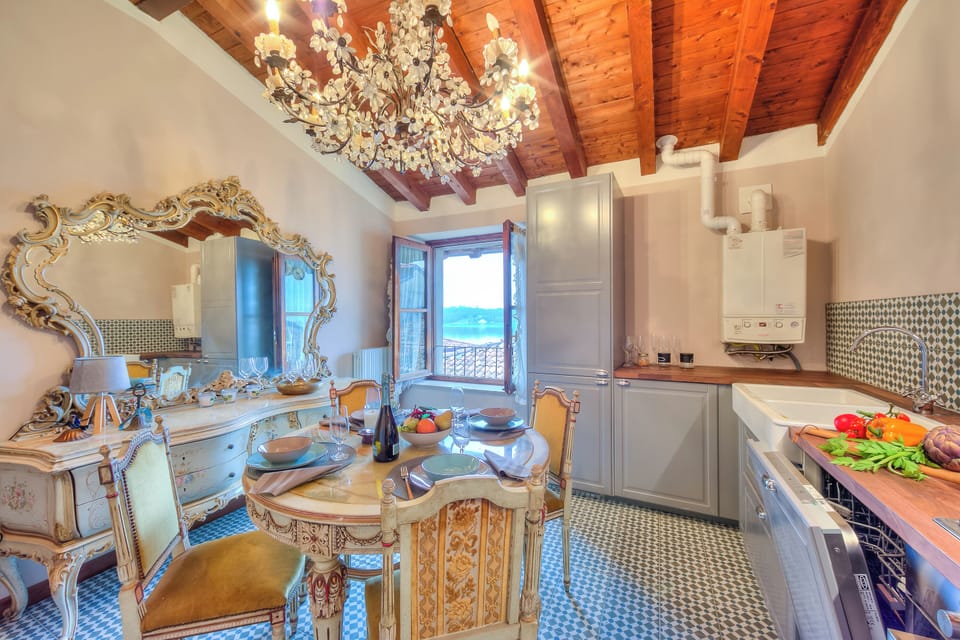 Family Apartment, Multiple Bedrooms (Laetitia Salò-Historic center near) | Private kitchen | Fridge, microwave, oven, stovetop