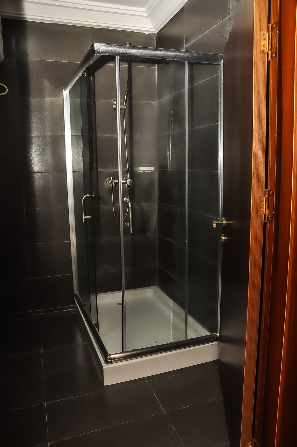 Deluxe Room | Bathroom | Hydromassage showerhead, hair dryer, bathrobes, slippers
