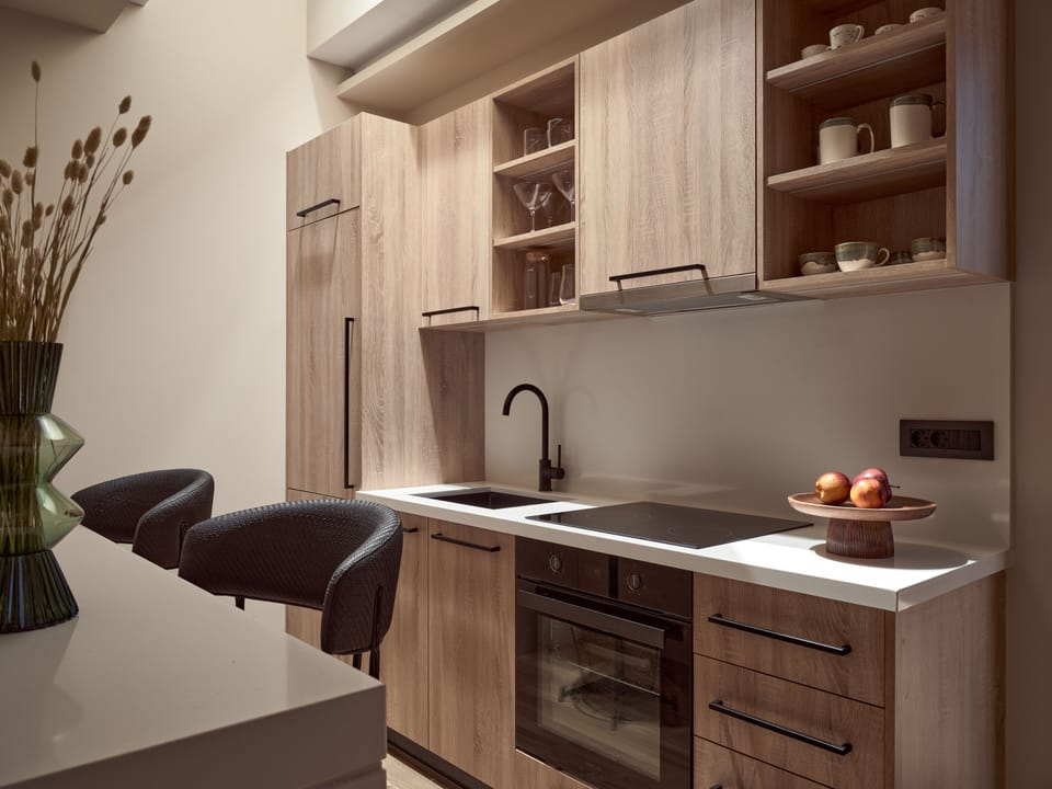 Full-size fridge, microwave, oven, stovetop