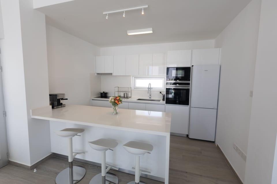 Fully Equipped kitchen with island and extra seating for 3 people